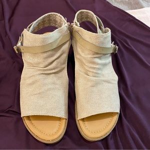 NWOT Blowfish sandal